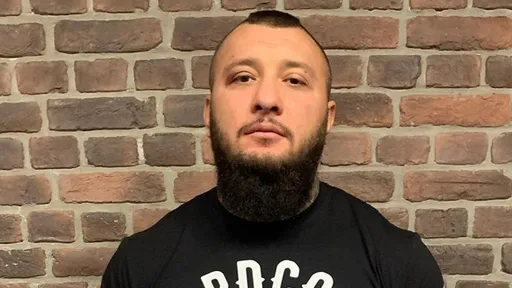Ведущий Hardcore ударил головой брата «Персидского дагестанца» на конференции