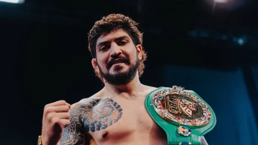 Дэнис опубликовал фото с поясом WBC и назвал себя чемпионом организации