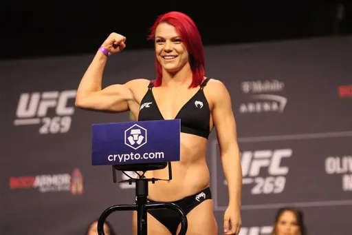 Боец UFC Робертсон выложила фото в сексуальном купальнике