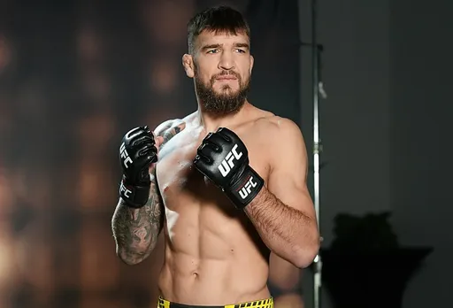 Украинец Амосов досрочно победил испанца Альвареза на турнире UFC 328