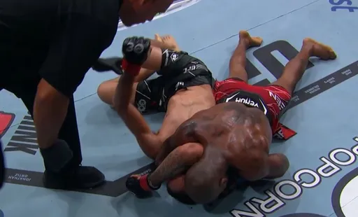 Фергюсон потерпел шестое поражение подряд, проиграв Грину на UFC 291