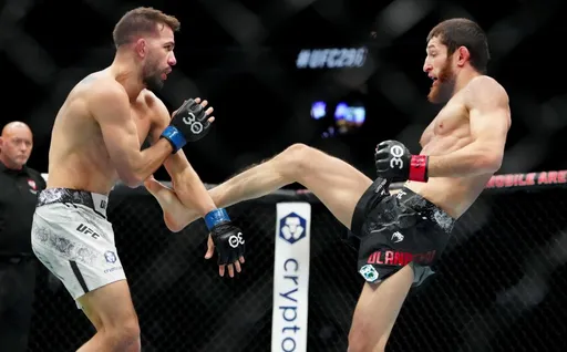 Махачев отреагировал на досрочную победу Уланбекова на UFC 296
