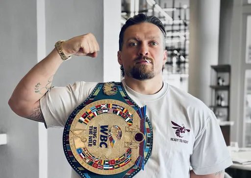 Усику показали пояс WBC «Король Нила», который будет вручен победителю его боя с Верхувеном