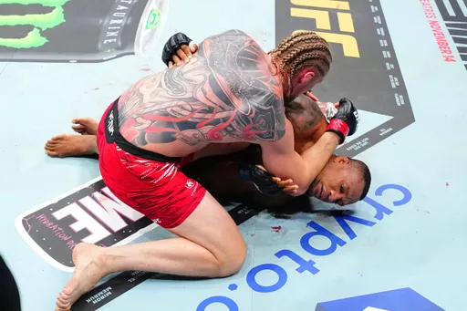 Неожиданная развязка в бою Аспиналла и Гана, абсолютный успех россиян и рекорд Уокера: итоги UFC 321