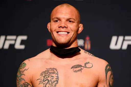 Боец UFC Смит: у Стрикленда есть навыки, чтобы сделать бой с Адесаньей интересным