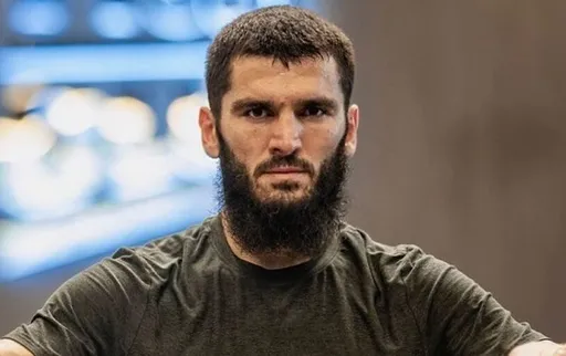 Бетербиев отреагировал на сравнение его удара с попаданием под машину