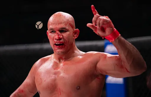 Экс-чемпион UFC дос Сантос завоевал титул Gamebred Bareknuckle MMA в тяжелом весе