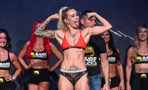Боец Bare Knuckle FC Старлинг оголила свои ягодицы для новой фотосессии