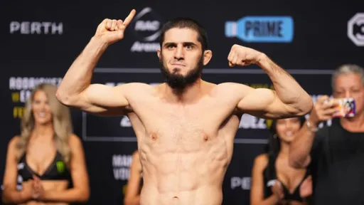 Чемпион UFC Махачев стал отцом в третий раз