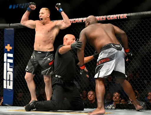 Павлович оценил свою победу над Льюисом на UFC 277