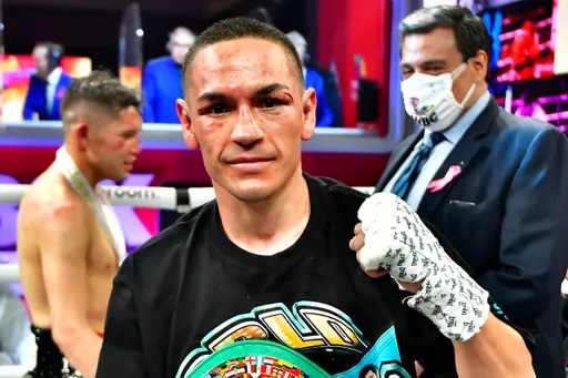 Чемпион мира по версии WBC Эстрада поднимется в легчайший вес