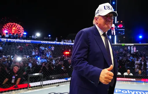 Стивен Эй Смит раскритиковал Трампа за молчание после оскорблений в адрес Мишель Обамы на турнире UFC в Белом доме