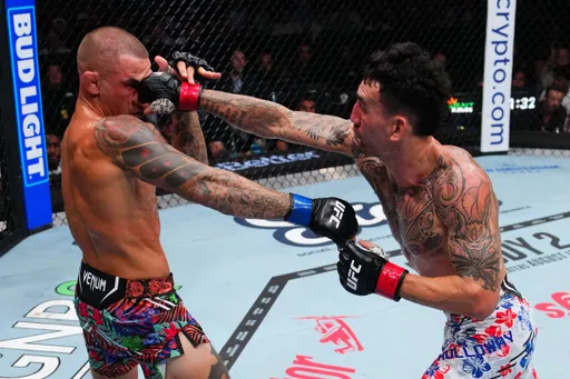 Появились судейские карточки трилогии Порье – Холлоуэй на турнире UFC 318