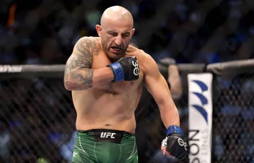 Волкановски сделал заявление после потери пояса UFC