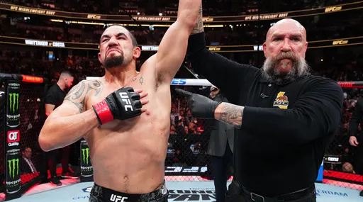Бывший чемпион UFC Уиттакер нацелен на бой с Анкалаевым