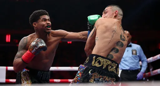 Стивенсон победил Лопеса и стал чемпионом WBO в первом полусреднем весе