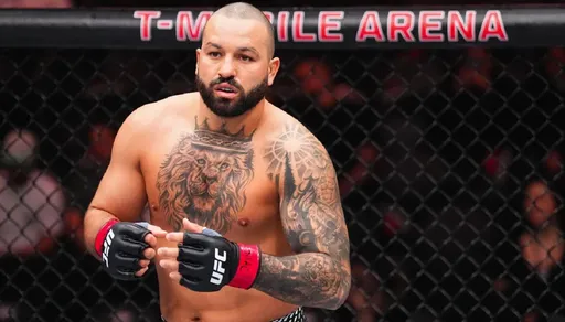 Тяжеловес UFC Хокит бросил вызов Чимаеву: посмотрим, кто первым даст заднюю