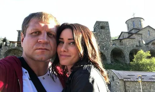 Емельяненко показал совместную тренировку со своей супругой