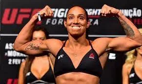 Экс-боец UFC Сантос стала бойцом PFL