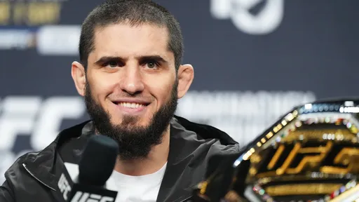 Экс-боец UFC Кахрамонов считает, что Махачев победит Мойкано удушающим приемом