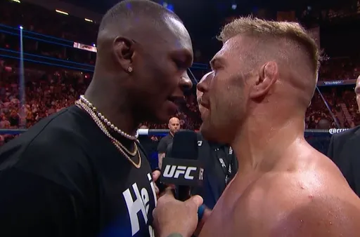 Адесанья и дю Плесси провели битву взглядов на UFC 290