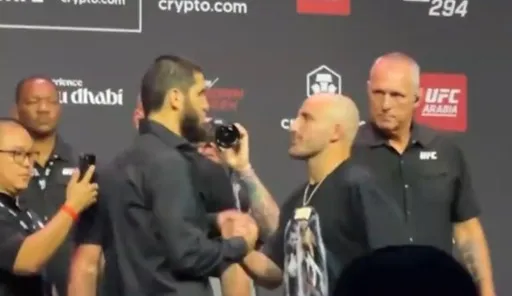Дуэли взглядов перед UFC 294 в Абу-Даби: Махачев – Волкановски, Чимаева – Усман