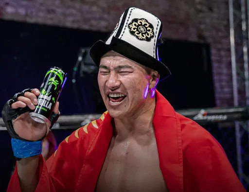 Сатыбалдиев стал четвертым бойцом в истории UFC, одержавшим победу удушением Иезекииля