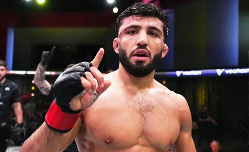 Царукян объяснил, за что ударил фаната перед боем на UFC: он показал мне средний палец