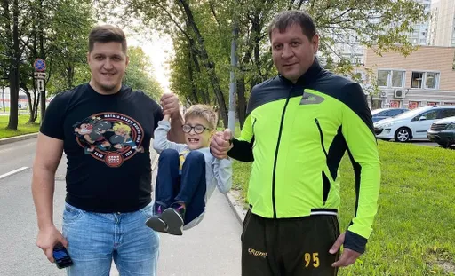 «Маваши – пародия на НТВ». Менеджер Емельяненко жестко ответил блогеру и предложил ему бой