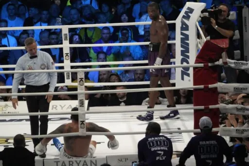 WBA подтвердила, что Дюбуа нанес Усику удар ниже пояса