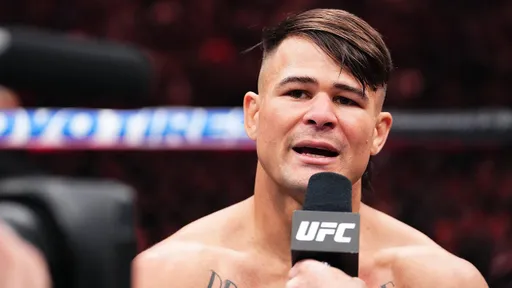 Лопесу заблокировали гонорар за бой на UFC 300 из-за прыжка через сетку