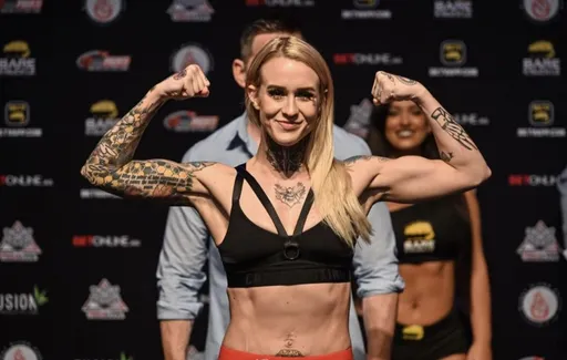 Боец BKFC Старлинг показала фигуру в красном нижнем белье
