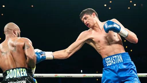 Фундора нокаутировал Букера и сохранил пояса WBC и WBO в первом среднем весе