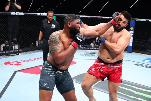 Логичное решение судей или наглое ограбление? Куниев уступил Блейдсу на UFC Баку