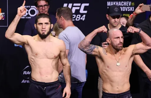 Махачев победил Волкановски и защитил пояс чемпиона UFC в легком весе
