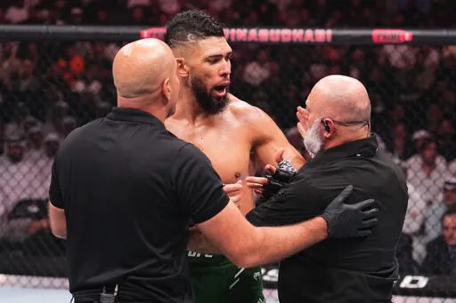 Уокер считает, что Анкалаев намеренно нанес ему запрещенный удар на UFC 294