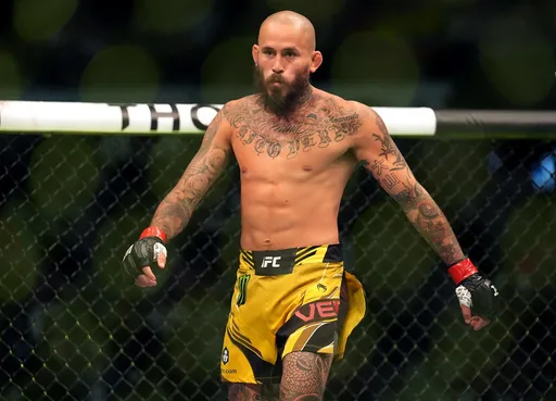 Боец UFC Вера отпугнул грабителя, вооруженного ножом, достав дробовик из авто