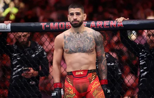 Топурия сложил Оливейру и установил уникальное достижение в UFC. Что дальше для чемпиона?
