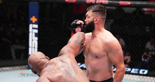 Орловский проиграл Майесу техническим нокаутом на турнире UFC on ESPN 46