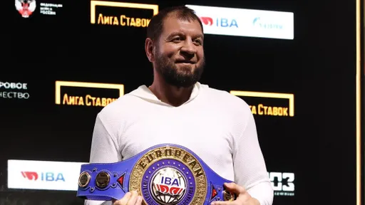 Александр Емельяненко поучаствовал в церемонии взвешивания перед вечером бокса в Серпухове