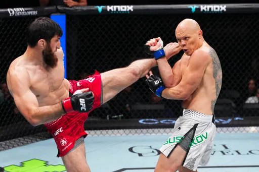 Замучил Гуськова и зрителей: Анкалаев досрочно победил Гуськова на UFC Абу-Даби под свист толпы