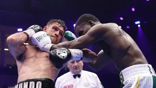 Смит стал временным чемпионом по версии WBO, победив Буатси на турнире в Эр-Рияде