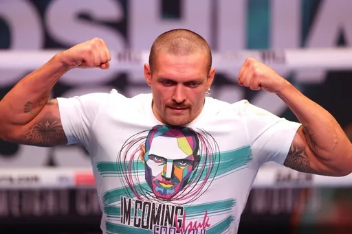 Усик назван боксером 2022 года по версии WBO