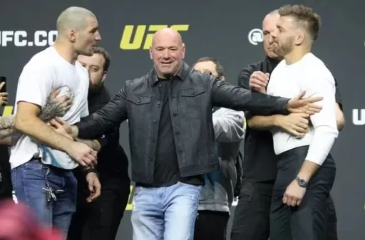 Стрикленд и Дю Плесси подрались во время турнира UFC 296