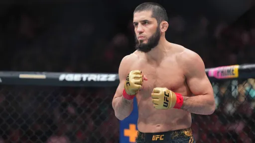 Махачеву не дали стать двойным чемпионом UFC: Ислам оставляет пояс в легком весе, за него сразится Топурия