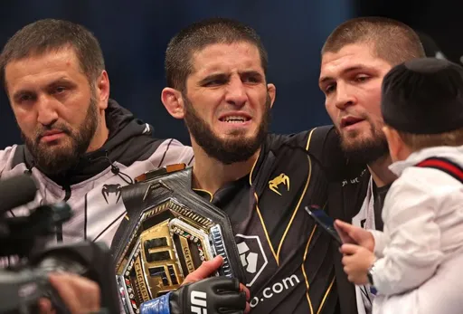 Дудакова считает, что Махачев хочет второй пояс чемпиона, чтобы превзойти Хабиба