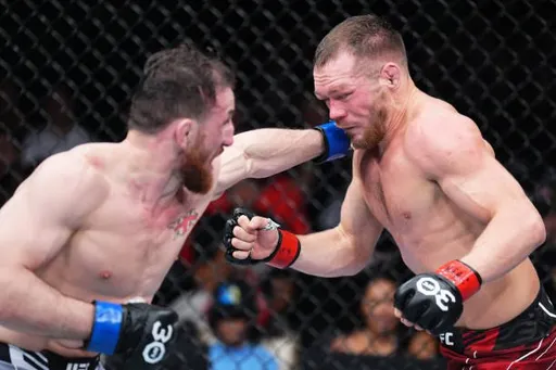 Грузин Двалишвили победил россиянина Яна в главном поединке турнира UFC Fight Night 221