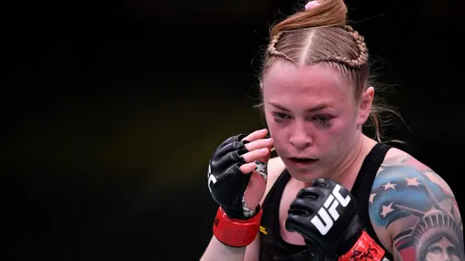 Бывший боец UFC Хансен показала фото в сексуальном нижнем белье