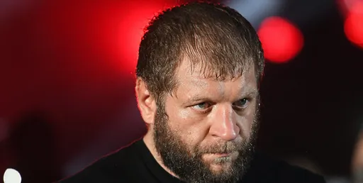 Российский тяжеловес Александр Емельяненко показал работу на мешке