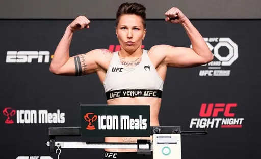 Россиянка Алексеева дебютировала в UFC с победы над швейцаркой Эггер в первом раунде